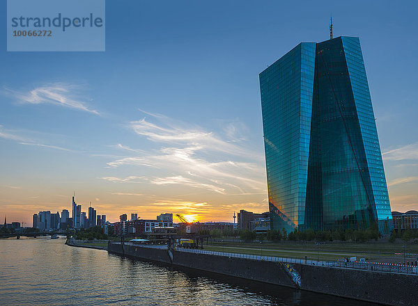 Die neue Europäische Zentralbank  EZB  vor der Skyline von Frankfurt bei Sonnenuntergang  Frankfurt am Main  Hessen  Deutschland  Europa