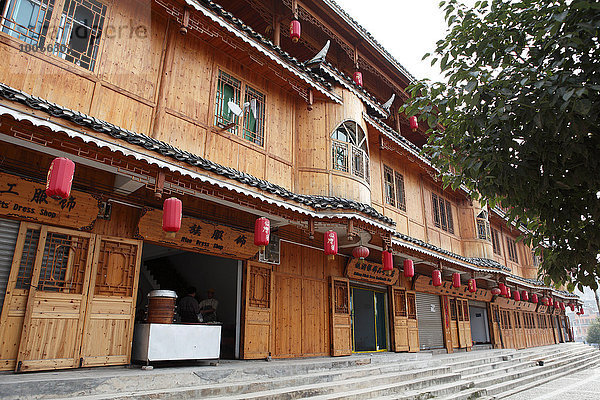 Traditionelles Holzhaus mit chinesischen Läden im Miao Dorf  San Ke Shu  Provinz Guizhou  China  Asien