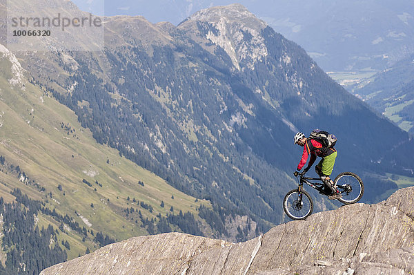 Freeride-Mountainbiker mit Liteville fährt über Felskante  Hohe Kreuzspitze  Ratschings  Südtirol  Italien  Europa