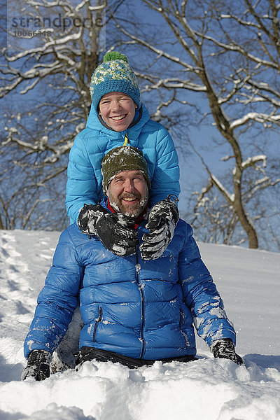 Vater und Sohn toben im Schnee  Bad Heilbrunn  Oberbayern  Bayern  Deutschland  Europa