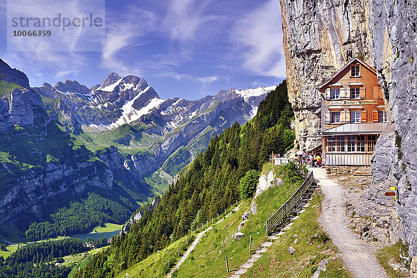Berggasthaus Aescher mit Ausblick auf Seealpsee und Altmann  Alpstein  Kanton Appenzell Innerrhoden  Schweiz  Europa