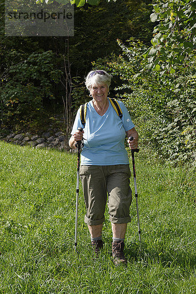 Seniorin  81 Jahre  beim Wandern  Nordic Walking  Oberbayern  Bayern  Deutschland  Europa
