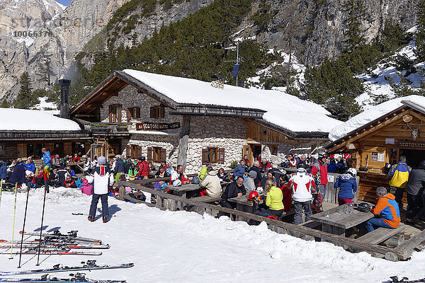 Hütte Rifugio Scotoni im Winter mit Skifahrern  Alpe Lagazuoi  bei St. Kassian  Dolomiten  Südtirol  Alto Adige  Italien  Europa