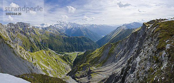 Berglandschaft im Herbst  Ausblick vom Naviser Kreuzjoch über das Haglertal in das Schmirntal  hinten die Stubaier und Ötztaler Alpen  Schmirntal  Tirol  Österreich  Europa