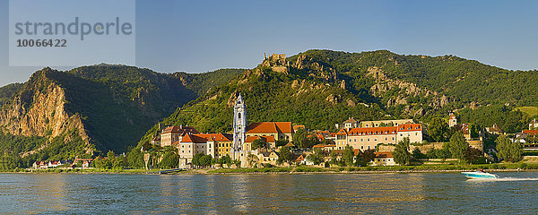 Ortsansicht mit Stiftskirche und Burgruine  Ausblick über Donau  Dürnstein  Wachau  Waldviertel  Niederösterreich  Österreich  Europa