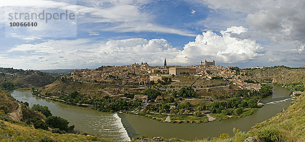 Panorama mit Rio Tajo  Toledo  La Mancha  Spanien  Europa
