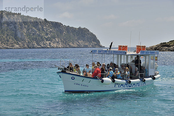 Ausflugsboot vor der Dracheninsel  Sa Dragonera  Mallorca  Balearen  Spanien  Europa
