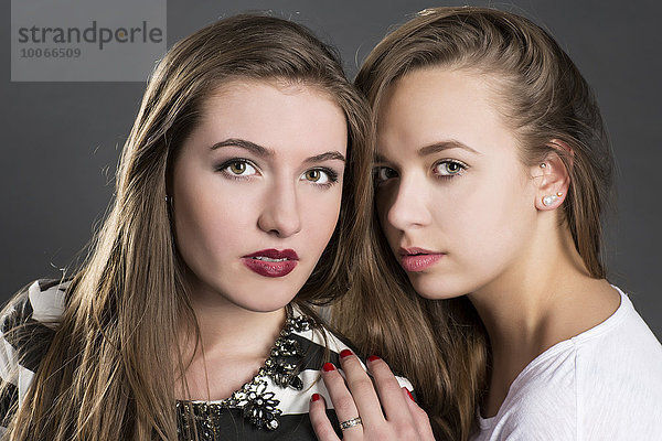 Zwei junge Frauen im Portrait