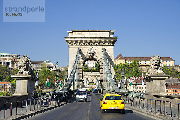 Kettenbrücke mit Autos  Budapest  Ungarn  Europa