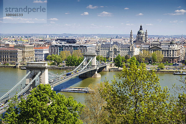 Kettenbrücke über Donau und Stadtteil Pest  Budapest  Ungarn  Europa