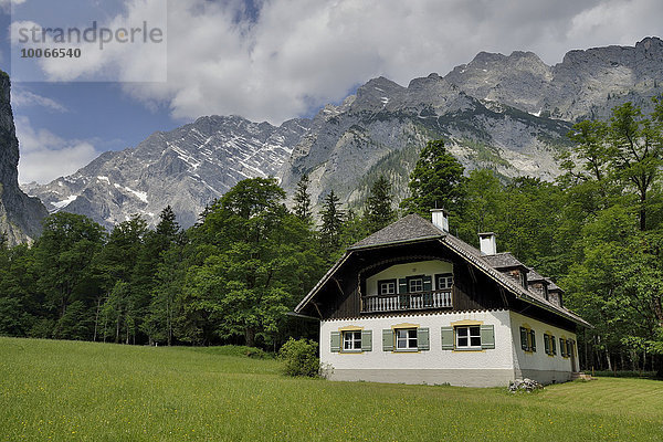 Bauernhaus vor der Ostwand des Watzmann  St. Bartholomä  Oberbayern  Bayern  Deutschland  Europa