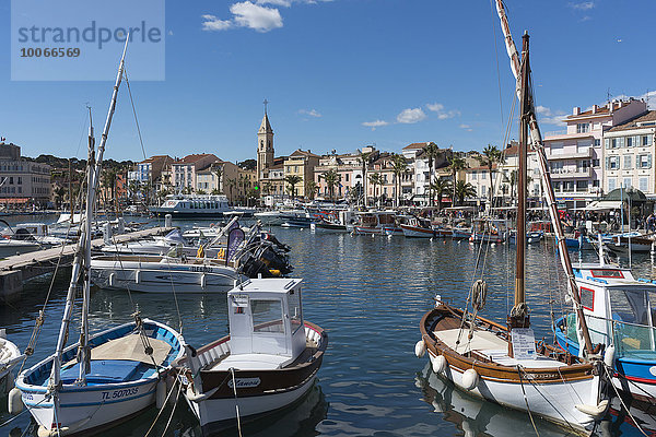 Hafenbecken mit historischen Booten  Sanary-sur-Mer  Provence-Alpes-Côte d'Azur  Frankreich  Europa