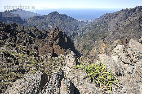Ausblick vom Roque de los Muchachos auf die Caldera de Taburiente und den Süden von La Palma  La Palma  Kanarische Inseln  Spanien  Europa