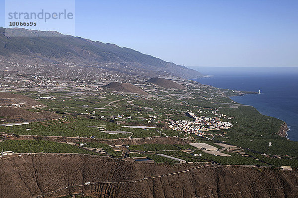 Ausblick auf den Südwesten von La Palma  hinten der Bergzug der Cumbre Vieja  unten der Ort Tazacorte  La Palma  Kanarische Inseln  Spanien  Europa