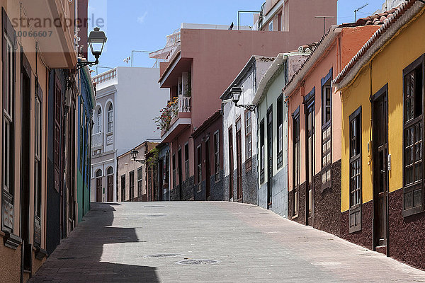 Straße mit bunten Häusern  Tazacorte  La Palma  Kanarische Inseln  Spanien  Europa