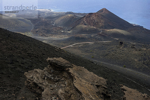 Ausblick vom Krater des Vulkans de San Antonio auf den Vulkan de Teneguia  bei Fuencaliente  La Palma  Kanarische Inseln  Spanien  Europa