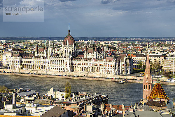 Parlamentsgebäude  Ungarisches Parlament und Donau  Budapest  Ungarn  Europa
