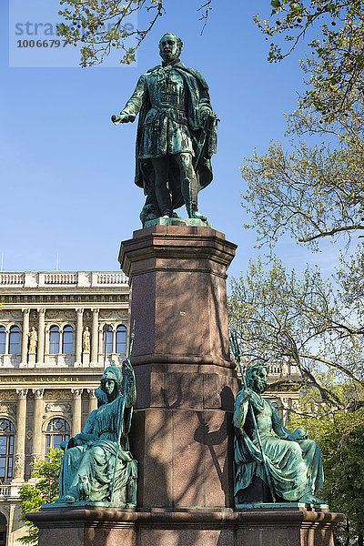 Széchenyi-Denkmal vor der Ungarischen Akademie der Wissenschaften  Budapest