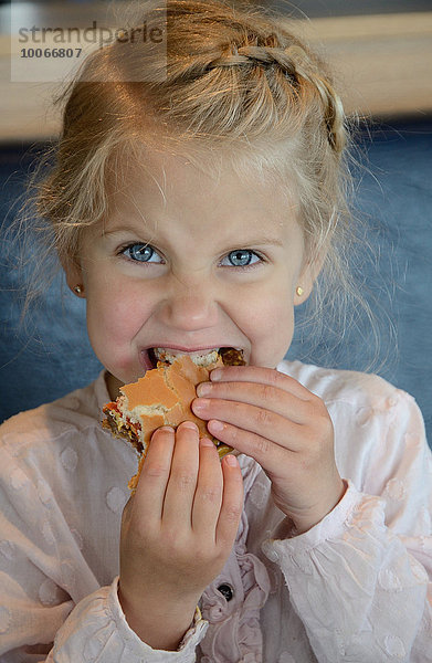 Mädchen  3 Jahre  isst einen Burger  Schweden  Europa
