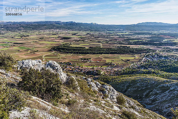 Kalkstein-Massiv Ste-Victoire  Lieblingsort von Paul Cezanne  Aussicht vom Kamm nach Süden auf die Ortschaft Puyloubier und das Tal des Arc  Puyloubier  Provence-Alpes-Côte d'Azur  Frankreich  Europa