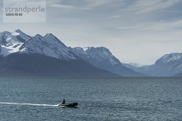 Zodiac-Schlauchboot im Segelsällskapet Fjord  Nordostgrönland  Grönland  Nordamerika