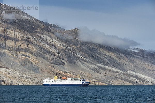 Expeditionsschiff MS Ocean Nova  Segelsällskapet oder Segelselskapets Fjord  Berzelius Bjerg  Nordost-Grönland-Nationalpark  Grönland  Nordamerika