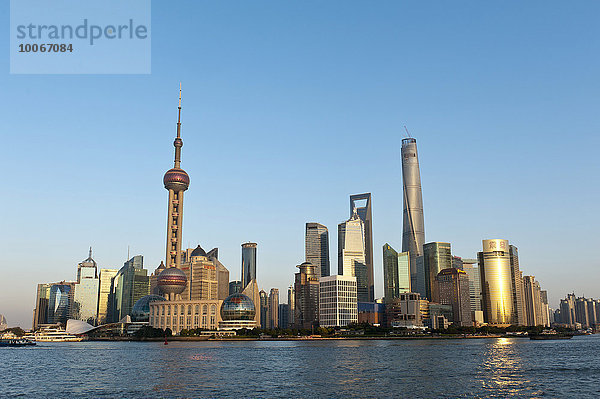 Skyline Pudong  Wolkenkratzer  Fernsehturm Oriental Pearl Tower  Shanghai Tower  Jin Mao Tower  Huangpu-Fluss  Shanghai  China  Asien