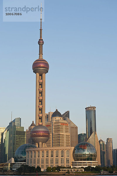 Skyline mit Wolkenkratzern  Fernsehturm Oriental Pearl Tower  Pudong  Shanghai  China  Asien