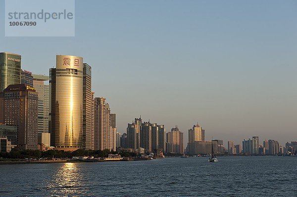 Skyline mit Wolkenkratzern am Huangpu-Fluss  Pudong  Shanghai  China  Asien