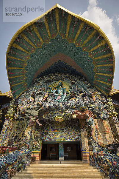Phra Piroon  Wassergott am Westeingang des Elefanten-Tempels Thep Wittayakhom Vihara  Wittayakom  Wat Baan Rai  Korat  Nakhon Ratchasima Provinz  Isaan  Isan  Thailand  Asien