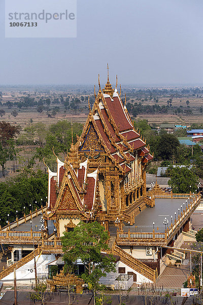 Ausblick vom Dach des Elefanten-Tempels Thep Wittayakhom Vihara zum Wat Baan Rai  Wittayakom  Korat  Nakhon Ratchasima Provinz  Isaan  Isan  Thailand  Asien