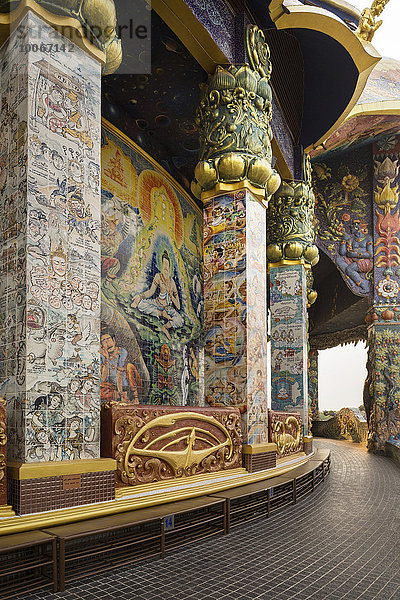 Säulen mit Keramik-Bilder im Rundgang des Elefanten-Tempels Thep Wittayakhom Vihara  Wittayakom  Wat Baan Rai  Korat  Nakhon Ratchasima Provinz  Isaan  Isan  Thailand  Asien