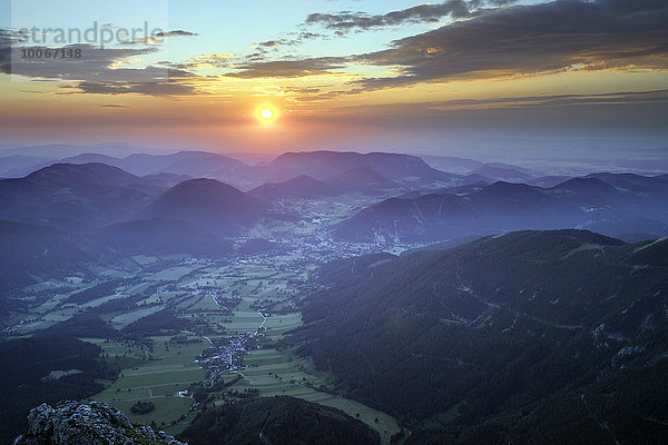 Sonnenaufgang  Ausblick vom Schneeberg über Puchberg am Schneeberg  Wiener Alpen  Niederösterreich  Österreich  Europa