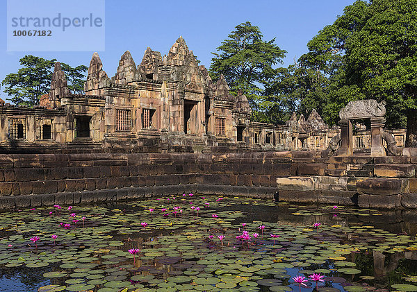 Südlicher Gopuram der inneren Galerie  Lotusteich  Wasserbecken  Prasat Mueang Tam  Muang Tam  Khmer-Tempel  Buriram  Provinz Buri Ram  Isan  Isaan  Thailand  Asien