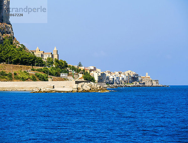 Die Stadt Cefalu am Fuße des Berges Rocca di Cefalu  Sizilien  Italien  Europa