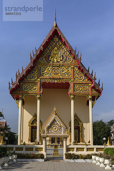 Giebel des Wat Klang Tempels  Ostfassade  Buriram  Provinz Buri Ram  Isan  Isaan  Thailand  Asien