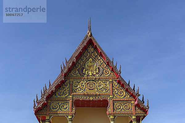 Giebel des Wat Klang Tempels  Ostfassade  Buriram  Provinz Buri Ram  Isan  Isaan  Thailand  Asien