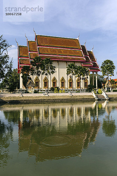 Süd-Fassade des Wat Klang Tempel spiegelt sich im Teich  Buriram  Provinz Buri Ram  Isan  Isaan  Thailand  Asien