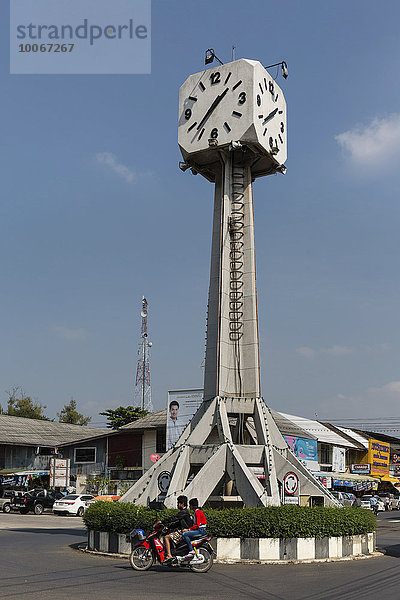 Uhrenturm am Bahnhof  Clocktower  Kreisverkehr  Buriram  Provinz Buri Ram  Isan  Isaan  Thailand  Asien