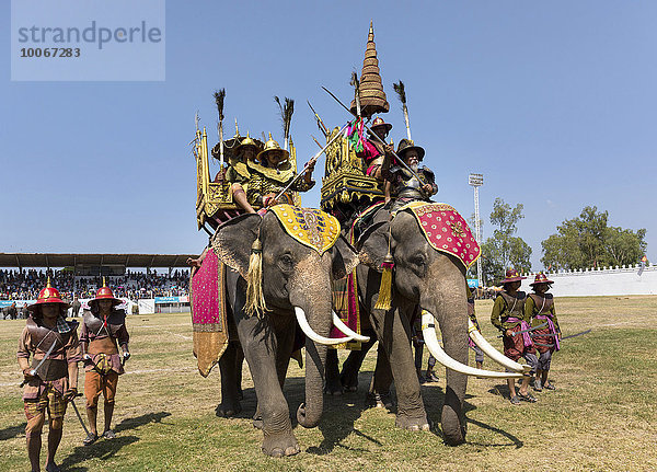 Kriegselefanten mit Soldaten  historische Kostüme  Elefantenfest  Elephant Round Up  Surin  Provinz Surin  Isan  Isaan  Thailand  Asien