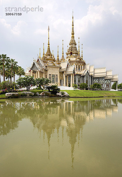 Wat Non Kum Tempel spiegelt sich im Teich  Sikhiu  bei Korat  Provinz Nakhon Ratchasima  Isan  Isaan  Thailand  Asien