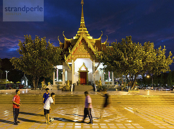 Jugendliche spielen Fußball vor dem San Lak Muang  Mueang  Stadtsäule  Schrein  City Pillar Shrine  Ubon Ratchathani  Isan  Isaan  Thailand  Asien