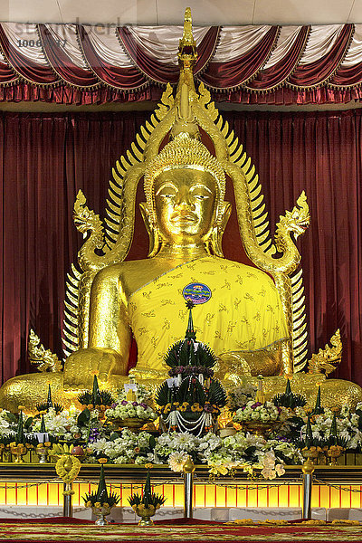 Buddha-Statue im Maha Wanaram Tempel  Ubon Ratchathani  Isan  Isaan  Thailand  Asien