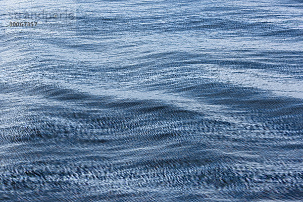 Kleine Wellen  Meeresoberfläche  Dänemark-Straße  Grönland  Nordamerika