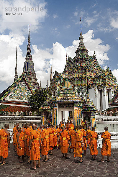 Mönche besichtigen den Wat Pho  Chedi der Bibliothek  Krung Thep  Bangkok  Thailand  Asien