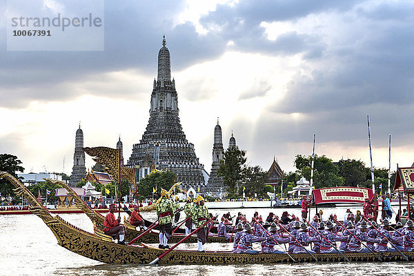Königliche Barkenprozession  Schiffsprozession  Barkasse  Prozession auf dem Mae Nam Chao Phraya  Wat Arun  Tempel der Morgenröte  Bangkok  Thailand  Asien