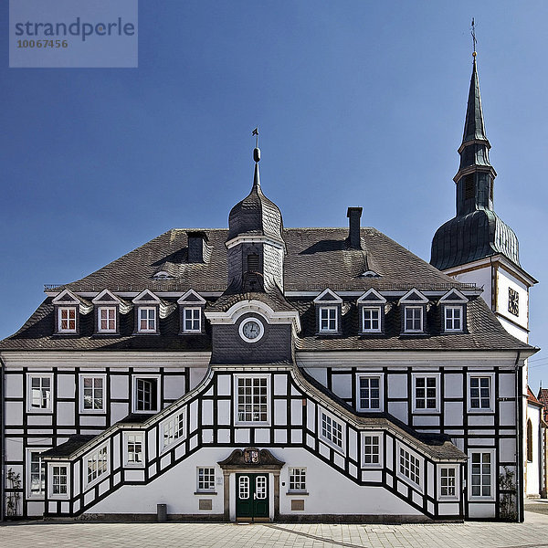 Historisches Rathaus mit der Pfarrkirche St. Johannes Baptist  Rietberg  Ostwestfalen-Lippe  Nordrhein-Westfalen  Deutschland  Europa