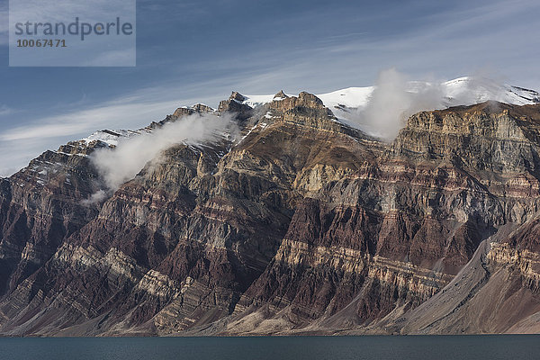 Aufgefaltete farbige Gesteinsschichten  ehemals Meeressedimente  Berzelius Bjerg  Segelsällskapet oder Segelselskapets Fjord  Nordost-Grönland-Nationalpark  Grönland  Nordamerika