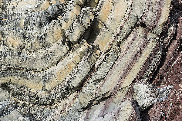 Durch Eisenkristalle rötlich gefärbter Kalkstein und weiß-gelblicher Dolomit  Meeressediment  Segelsällskapet oder Segelselskapets Fjord  Nordost-Grönland-Nationalpark  Grönland  Nordamerika