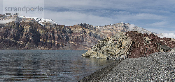 Steiniger Strand und aufgefaltete farbige Gesteinsschichten  ehemals Meeressedimente  Berzelius Bjerg  Segelsällskapet oder Segelselskapets Fjord  Nordost-Grönland-Nationalpark  Grönland  Nordamerika